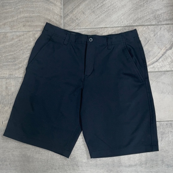 Under Armour Boys Black Matchplay Golf Shorts, Size Youth Large - Picture 1 of 6